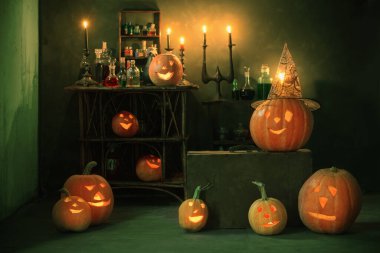 Cadılar Bayramı dekorasyonu, balkabakları ve sihirli iksirlerle.