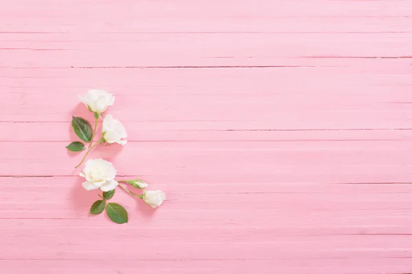 Rosas Blancas Sobre Fondo Madera Rosa — Foto de Stock