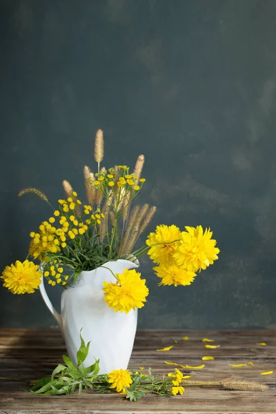 Yeliow Bloemen Witte Kruik Donkere Achtergrond — Stockfoto