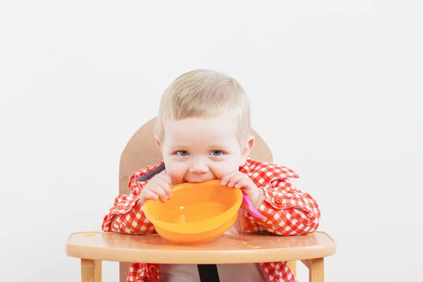 Litet Barn Med Platta Och Sked Bakgrund Vit Vägg — Stockfoto