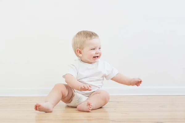 Pequeno Bebê Engraçado Chão Madeira — Fotografia de Stock