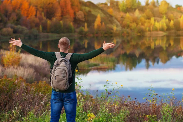 Молодой Турист Рюкзаком Возле Осеннего Озера — стоковое фото
