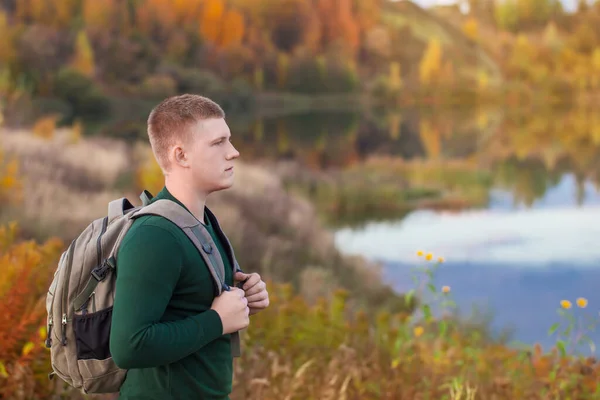 Güz Gölü Yakınlarında Sırt Çantalı Genç Bir Turist — Stok fotoğraf