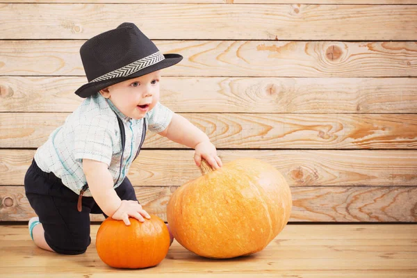Baby Svart Hatt Med Pumpor Trä Bakgrund — Stockfoto