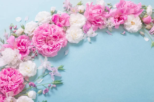 Рожеві Білі Троянди Паперовому Фоні — стокове фото