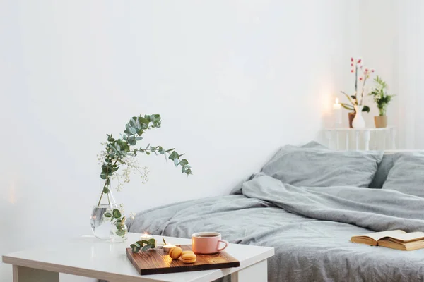 Yatak Odasının Içinde Buket Mum Çay Var — Stok fotoğraf