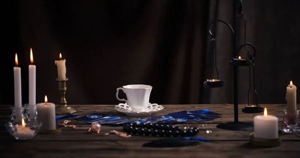 Jövendőmondó Csésze Kávéval Jövendőmondó Kártyákkal Régi Asztalon — Stock Fotó