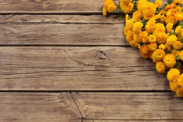 Crisantemos Naranjas Sobre Fondo Madera Viejo —  Fotos de Stock