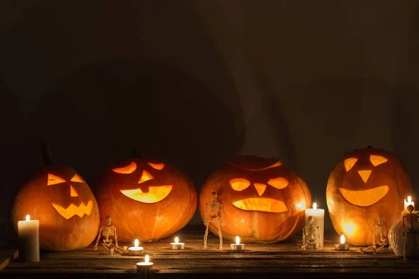 Abóboras Halloween Com Velas Mesa Madeira — Fotografia de Stock