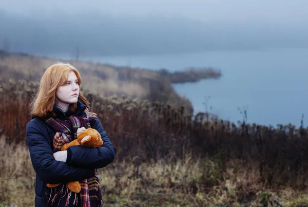 Ragazza Adolescente Bionda Triste Che Abbraccia Orsacchiotto Dal Lago Nebbioso — Foto Stock