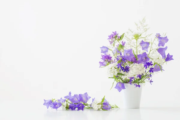 白色背景花瓶中的野花 — 图库照片