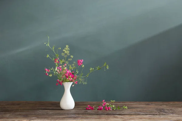 Ροζ Καλοκαιρινά Λουλούδια Ξύλινο Τραπέζι Σκούρο Φόντο — Φωτογραφία Αρχείου