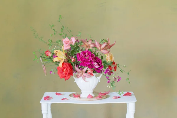 Strauß Sommerblumen Der Vase Weißen Holzregal — Stockfoto