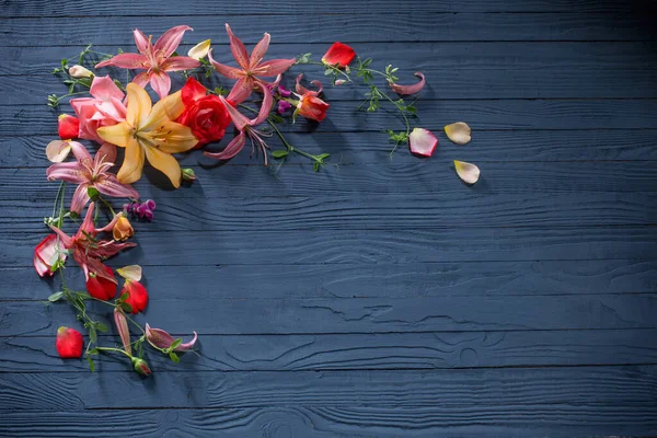 Koyu Mavi Ahşap Arka Planda Güzel Yaz Çiçekleri — Stok fotoğraf