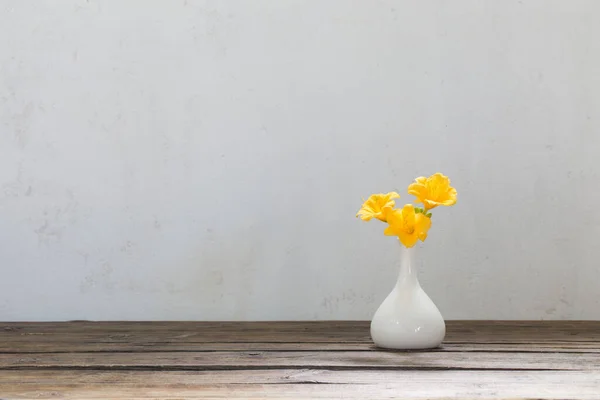 Gele Daglelie Bloemen Witte Vaas Houten Tafel — Stockfoto