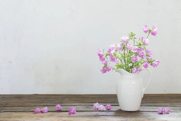 Rosa Malve Weißen Krug Auf Weißem Hintergrund — Stockfoto