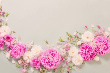 Kağıt arkaplanda pembe ve beyaz güller