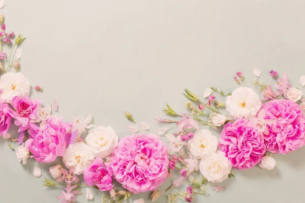 Ροζ Και Λευκά Τριαντάφυλλα Χάρτινο Φόντο — Φωτογραφία Αρχείου