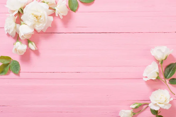 Rosas Blancas Sobre Fondo Madera Rosa — Foto de Stock