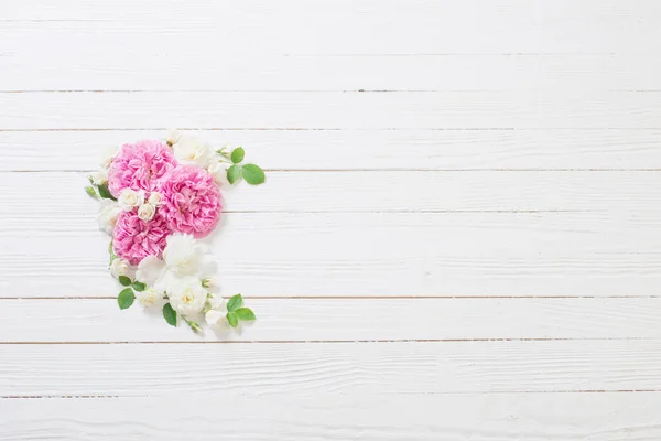 Rosa Rosas Brancas Sobre Fundo Madeira Branco — Fotografia de Stock