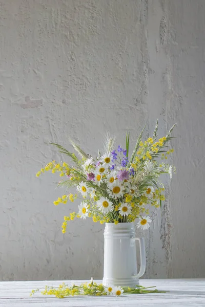 Blumen Weißen Krug Auf Weißem Hintergrund — Stockfoto