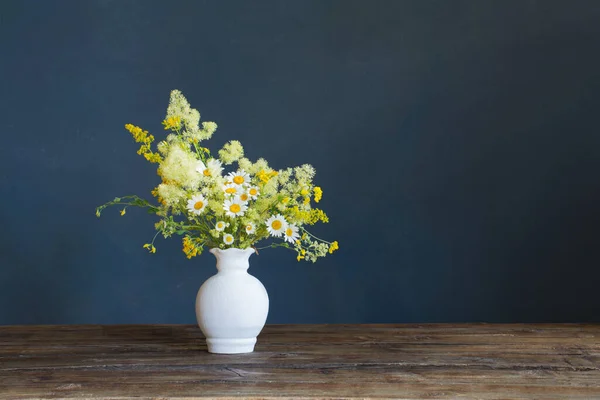 Beyaz Vazodaki Yabani Çiçekler Koyu Arkaplanda — Stok fotoğraf