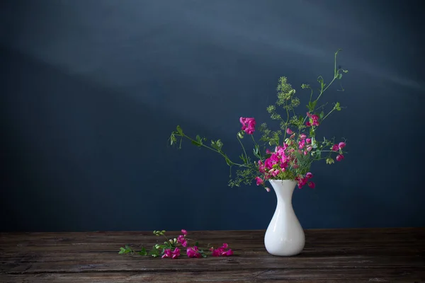 Ροζ Καλοκαιρινά Λουλούδια Ξύλινο Τραπέζι Σκούρο Φόντο — Φωτογραφία Αρχείου