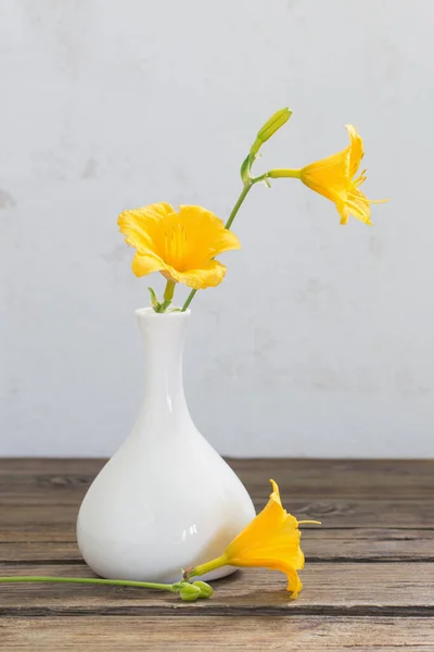 Żółte Kwiaty Lilii Dziennej Białym Wazonie Drewnianym Stole — Zdjęcie stockowe