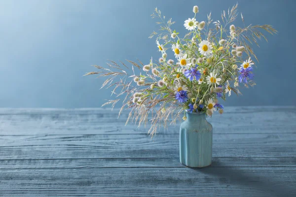 Vad Virágok Vázában Kék Háttér — Stock Fotó