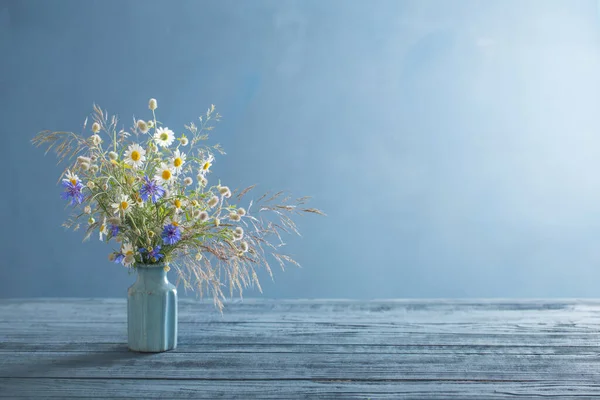 Flores Silvestres Jarrón Sobre Fondo Azul — Foto de Stock