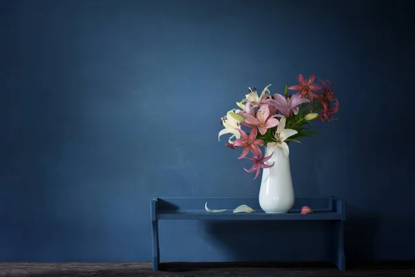 Bukiet Kwiatów Lilii Wazonie Ciemnym Tle — Zdjęcie stockowe