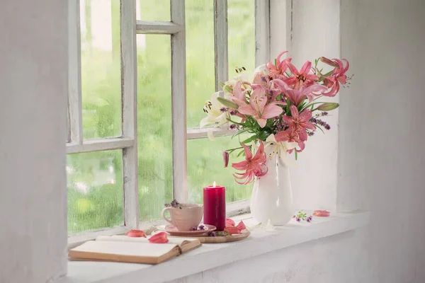 一杯茶和夏花在古老的窗台上 — 图库照片