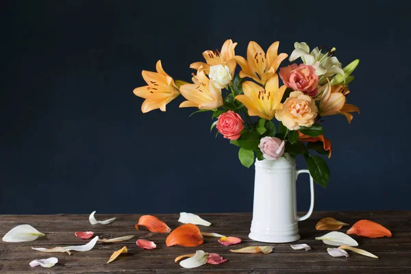 Strauß Lilienblüten Weißem Krug Auf Dunkelblauem Hintergrund — Stockfoto