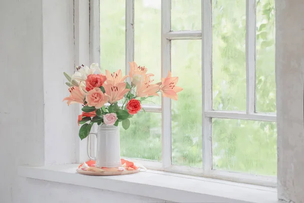 창문에 꽃병에 물방울이 떨어지는 — 스톡 사진