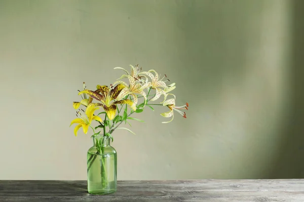 Желтая Лилия Зеленой Стеклянной Вазе Деревянном Столе — стоковое фото