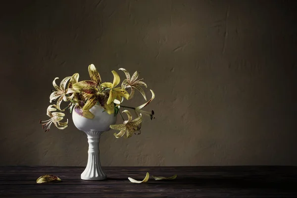 Yellow Lily Ceramic White Vase Wooden Table Dark Background — Stock Photo, Image