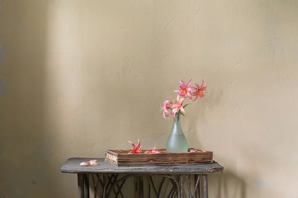 Beau Lys Dans Vase Verre Sur Une Vieille Étagère Bois — Photo