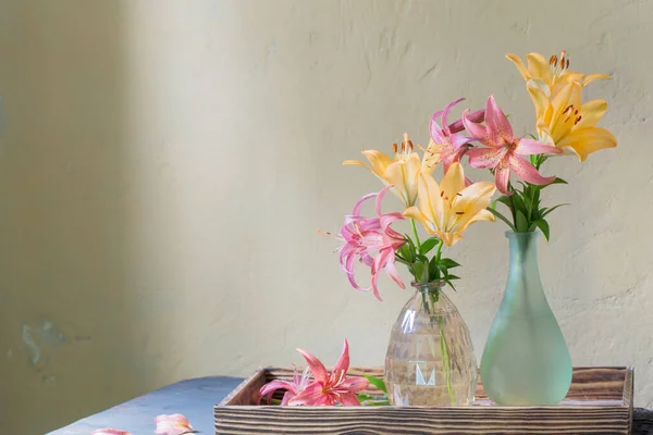 Beau Lys Dans Vase Verre Sur Une Vieille Étagère Bois — Photo