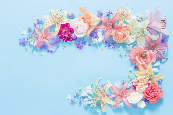 Rahmen Aus Schönen Gartenblumen Auf Papier Hintergrund — Stockfoto