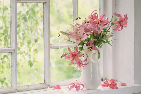 Letnie Kwiaty Wazonie Białym Parapecie — Zdjęcie stockowe
