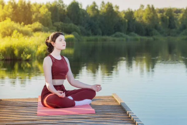 Girl Doing Yoga Wooden Pier Lake Summer — Stock Photo, Image