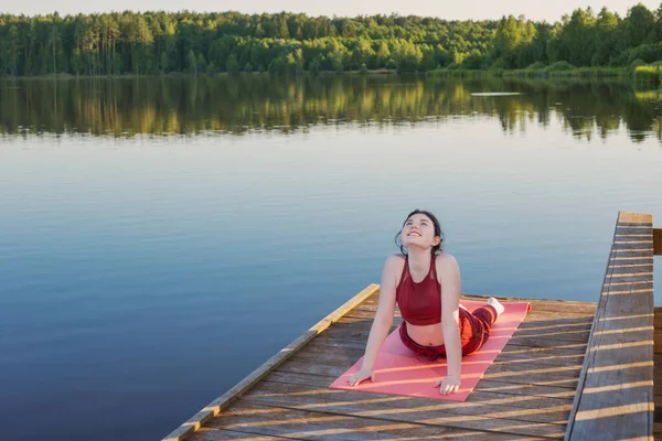 Girl Doing Yoga Wooden Pier Lake Summer — Stock Photo, Image