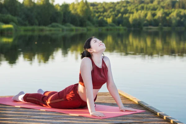 Girl Doing Yoga Wooden Pier Lake Summer — Stock Photo, Image