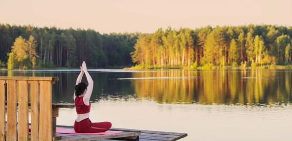 Fille Faire Yoga Sur Jetée Bois Par Lac Été — Photo