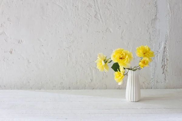 Rosas Amarelas Vaso Branco Fundo Parede Branca — Fotografia de Stock