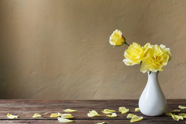 Żółte Róże Białym Wazonie Ścianie Tła — Zdjęcie stockowe