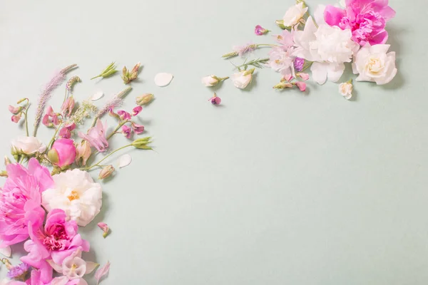 Rosa Und Weiße Rosen Auf Papier Hintergrund — Stockfoto