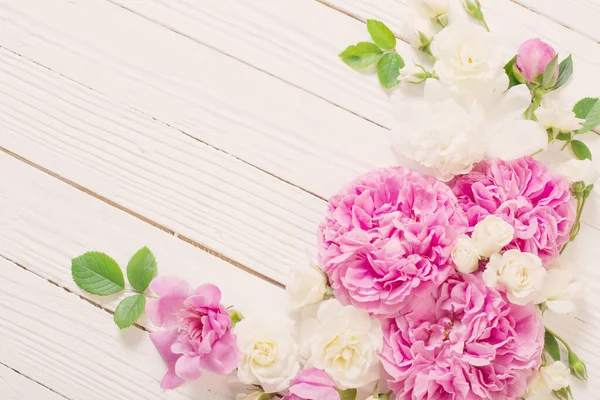 Rosas Rosadas Blancas Sobre Fondo Madera Blanco — Foto de Stock