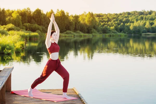 Mädchen Macht Yoga Auf Holzsteg See Sommer — Stockfoto