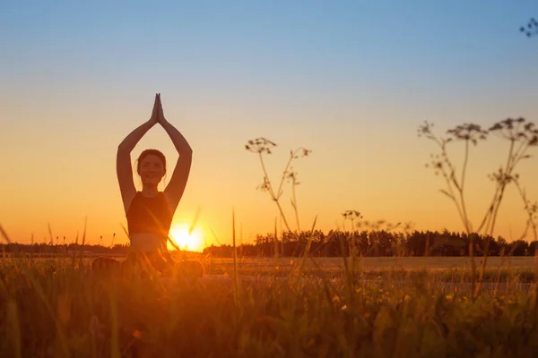 Yazın Gün Batımında Yoga Yapan Genç Bir Kadın — Stok fotoğraf